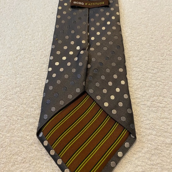 Brand New Trendy Tie By BCBG - Picture 3 of 4